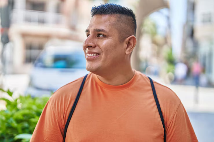 files/joven-latino-sonriendo-confiado-mirando-lado-calle_839833-16493.avif